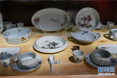東巴文化結(jié)緣青花瓷 天青閣東巴青花瓷器館在麗江古城開館