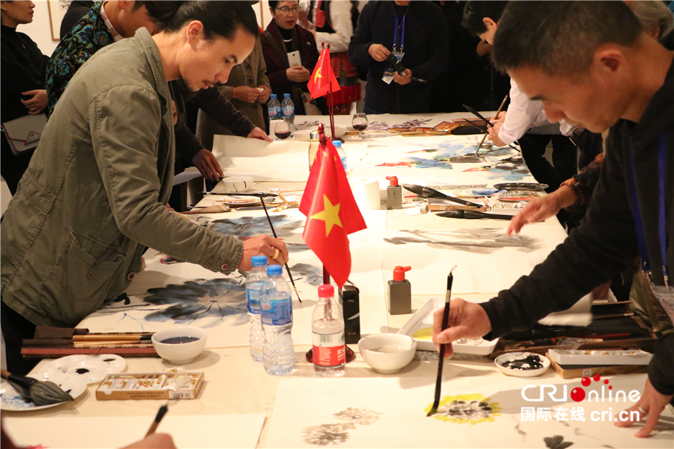 中越民族文化交流活動藝術作品展在河內(nèi)開幕