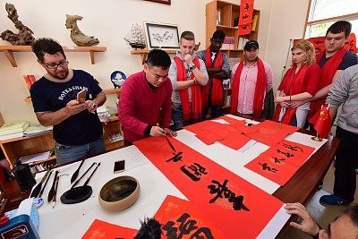海南萬寧:外國人寫春聯,掛燈籠,感受中國傳統文化