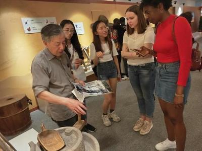 多國留學生在梅山開展“粽情端午”非遺文化交流